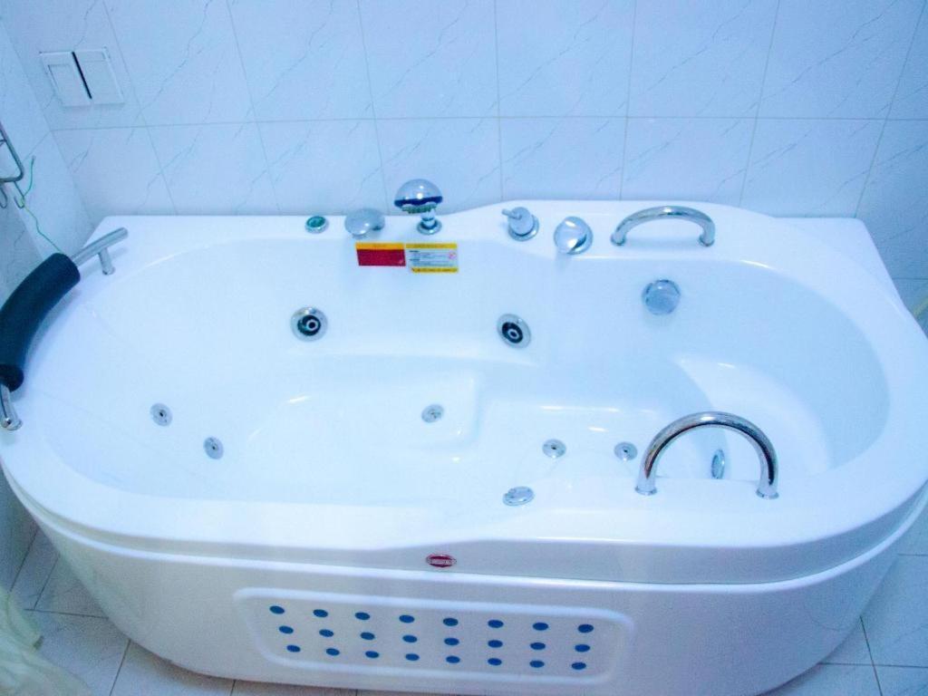 Salina Hotel Дананг Екстериор снимка